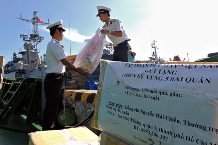 ក្រុមការងារនៃបញ្ជាការដ្ឋានលេខ៥កងទ័ពជើងទឹក ទៅសាកសួរសុខ ទុក្ខជូនអំណោយកម្មាភិបាលយុទ្ឋជននៅកោះHon Chuoi-ខេត្ត Ca Mau